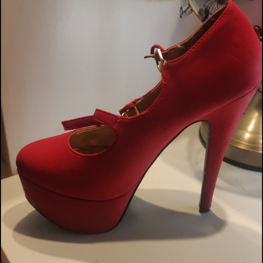 Red heels - Picture 3 of 5